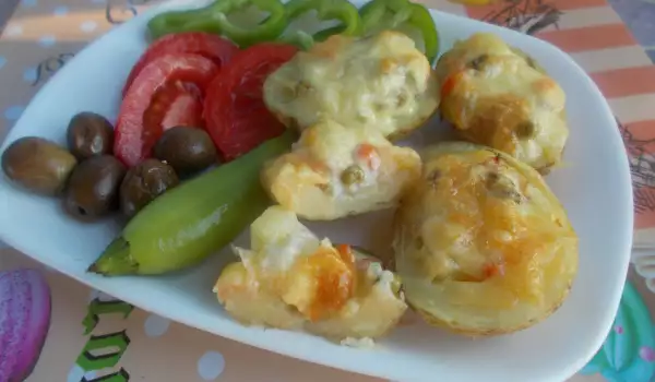 Пълнени картофи с кашкавал и руска салата