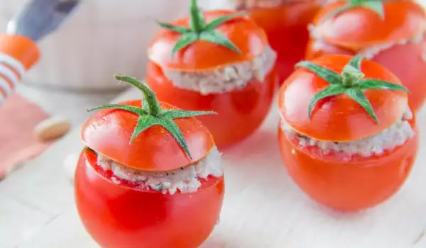 Пълнени домати с гъби и херинга