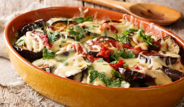 Патладжанена запеканка с домати и моцарела