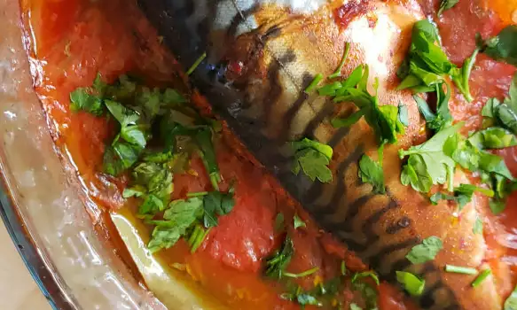 Скумрия с доматен сос и лук на фурна