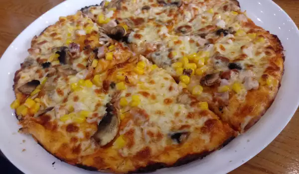 Пица с царевица и прошуто