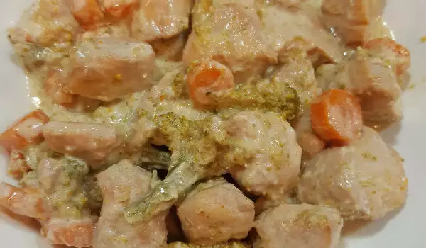 Пилешки късчета с броколи и сметанов сос