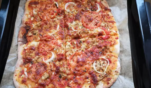 Пица с риба тон, лук и домати