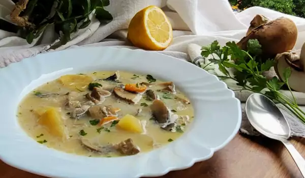 Гъбена супа с картофи и топено сирене