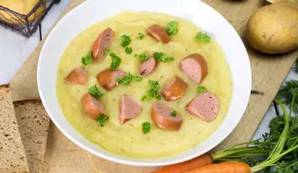 Бърза супа от картофи с кренвирши