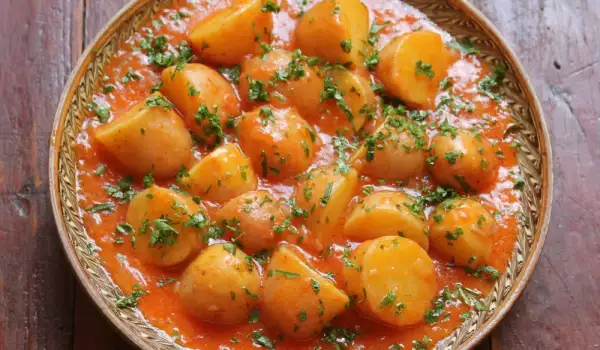Постна картофена яхния с домати