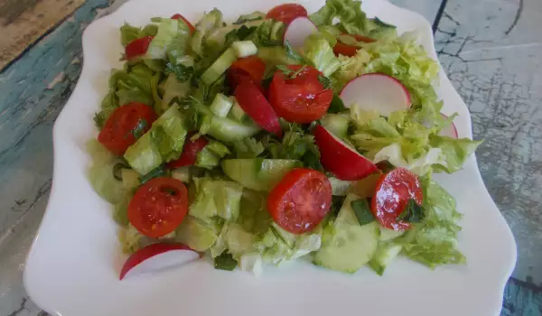 Зелена салата с репички и чери домати