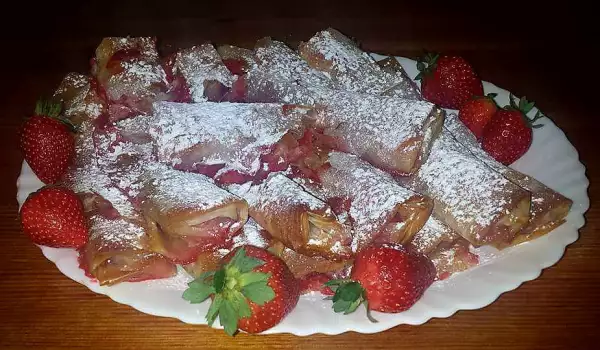 Сладки банички с ягоди и пудра захар