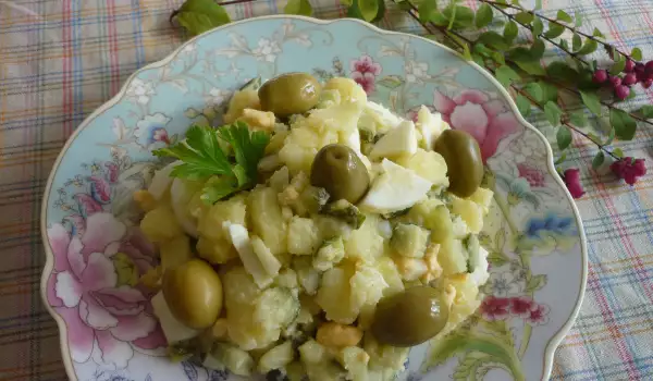 Картофена салата с краставички и маслини