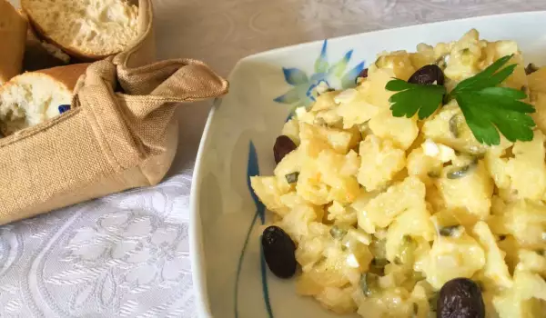 Картофена салата с краставички и маслини