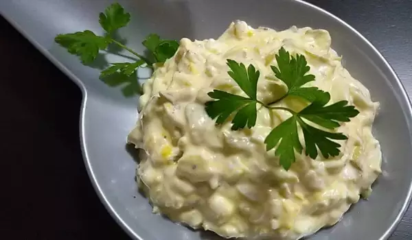 Яйчена салата с кисели краставички и горчица