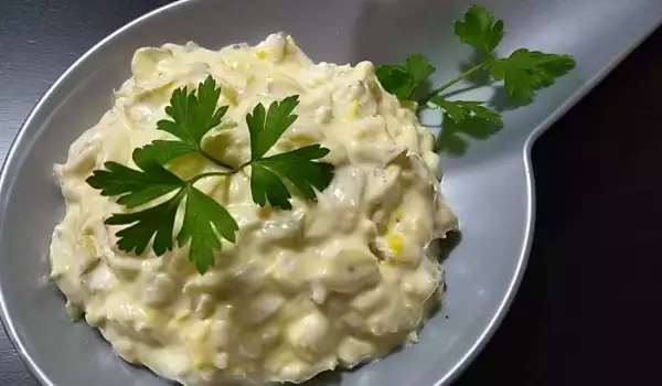 Яйчена салата с кисели краставички и горчица