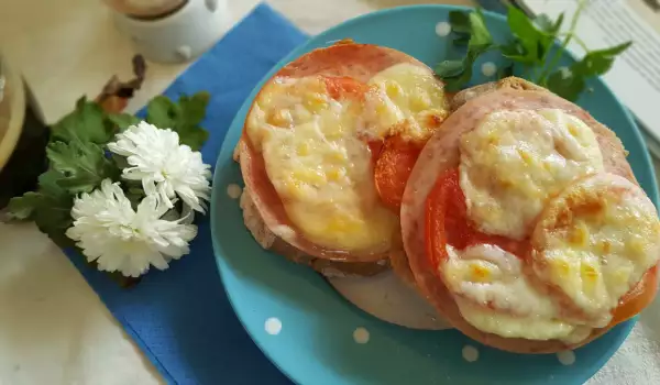 Мамините сандвичи с колбас и домати