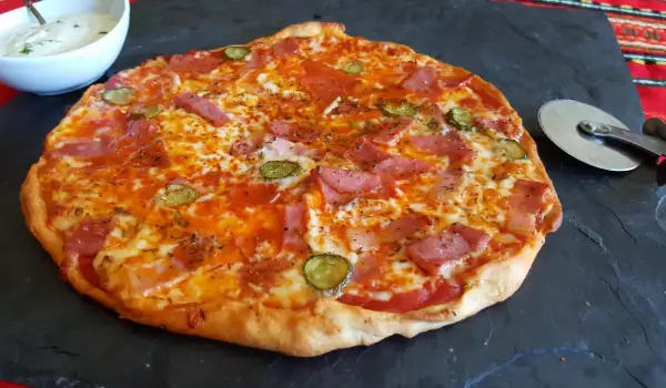 Пица с колбас и кисели краставички