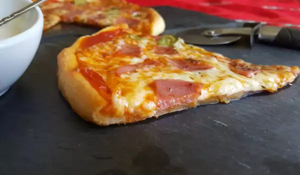 Пица с колбас и кисели краставички