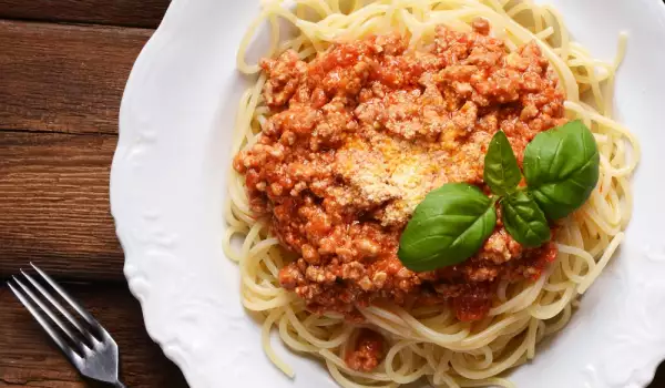Спагети Болонезе с целина