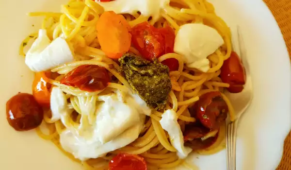 Вегетариански спагети с моцарела и песто