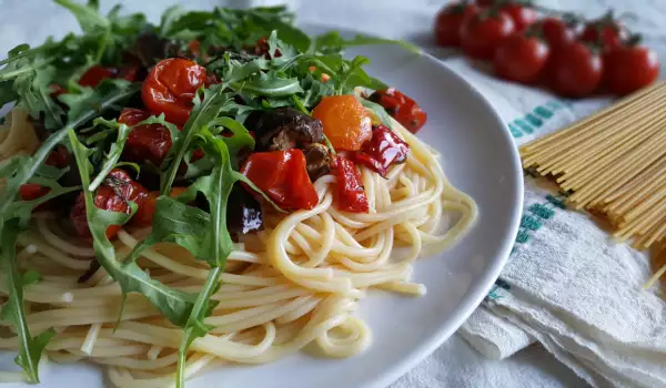 Постни спагети с рукола и чери домати