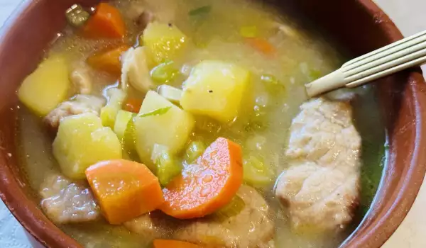 Супа със свинско и картофи в тенджера под налягане