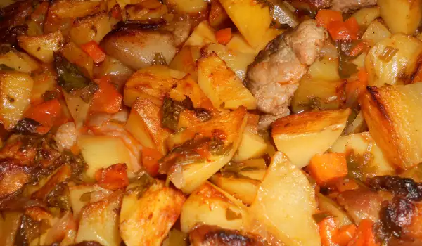 Свинско с картофи и моркови на фурна