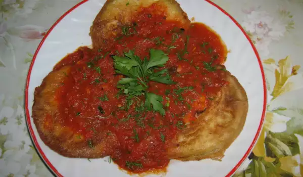 Пържени тиквички с доматена салца