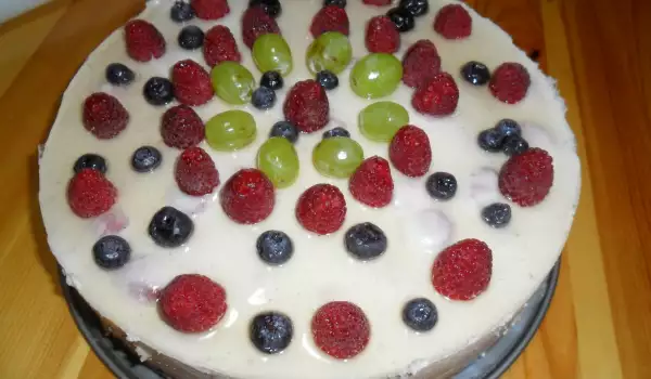 Бишкотена торта с малини и грозде