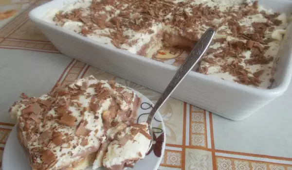 Бисквитена торта със заквасена сметана за деца