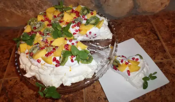 Целувчена торта Павлова с манго и киви