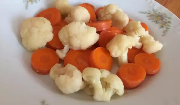 Карфиол с моркови туршия