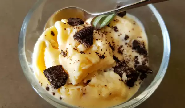 Домашен ванилов сладолед с бисквитки