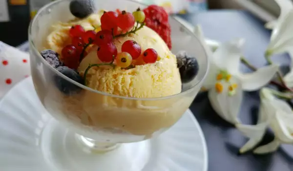 Домашен сладолед със сметана и жълтъци