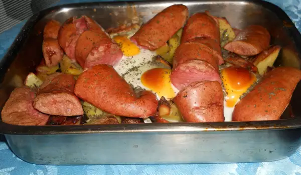 Печена наденица с картофи и яйца