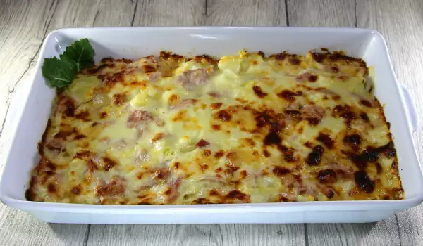 Печен карфиол с шунка и вкусен сос