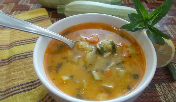 Лека зеленчукова супа с тиквички и коприва