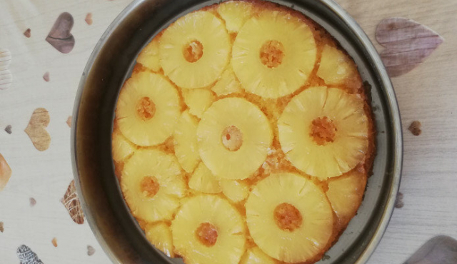 Обърнат сладкиш с карамел и ананас